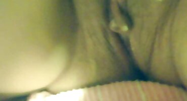 phim sex gay con gái Curly phim sex đam mỹ Mulatto rơi vào miệng của vòi nước và hút.