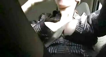 sex shin Để dương vật giữa hai heosex bầu ngực của cô ấy.